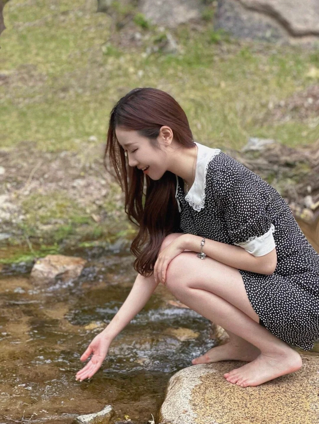 美女说要去水里抓螃蟹