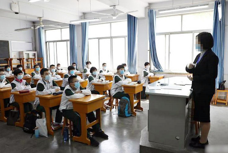 孩子和家长都要经常给自己积极的心理暗示。积极的心理暗示，可以给自己带来信心和动力