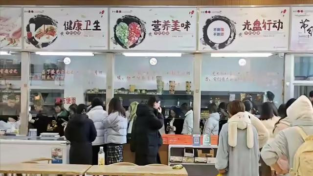食堂泡面大叔拒绝涨价，被超市老板娘赶出高校，老板娘回应惹众怒