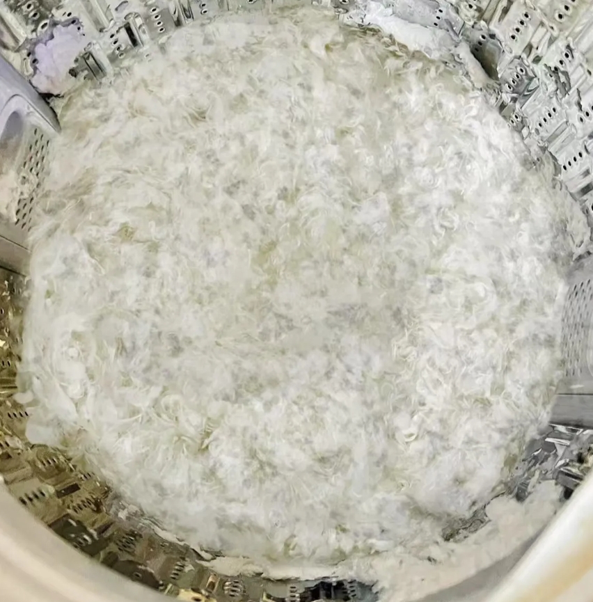 老公刚说完想买羽绒被，我就在网上看到，可以把不 穿的羽绒服拆了做羽绒被，我高兴坏