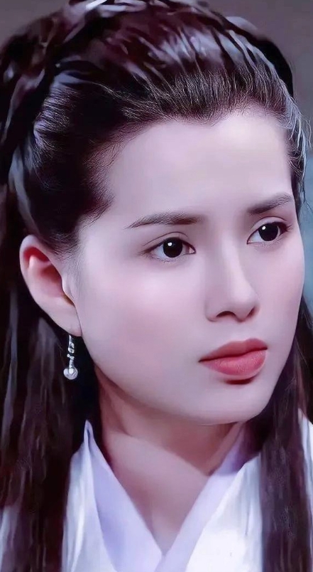 李若彤和刘亦菲饰演的小龙女，各有千秋，您更喜欢谁？李若彤饰演的小龙女，一袭白衣胜