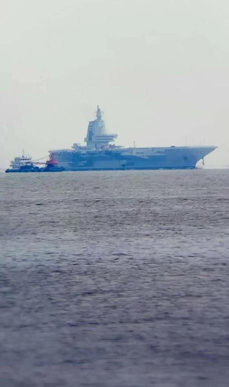 福建舰第六次海试回港近照曝光，甲板上满是轮胎印，舰岛被熏得黢黑

福建舰第六次海