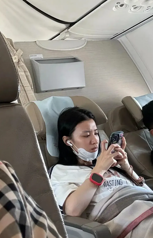 这是我们所熟知的演员王楚然吗？
在没有化妆素颜的情况之下，只见他的皮肤黝黑憔悴，
