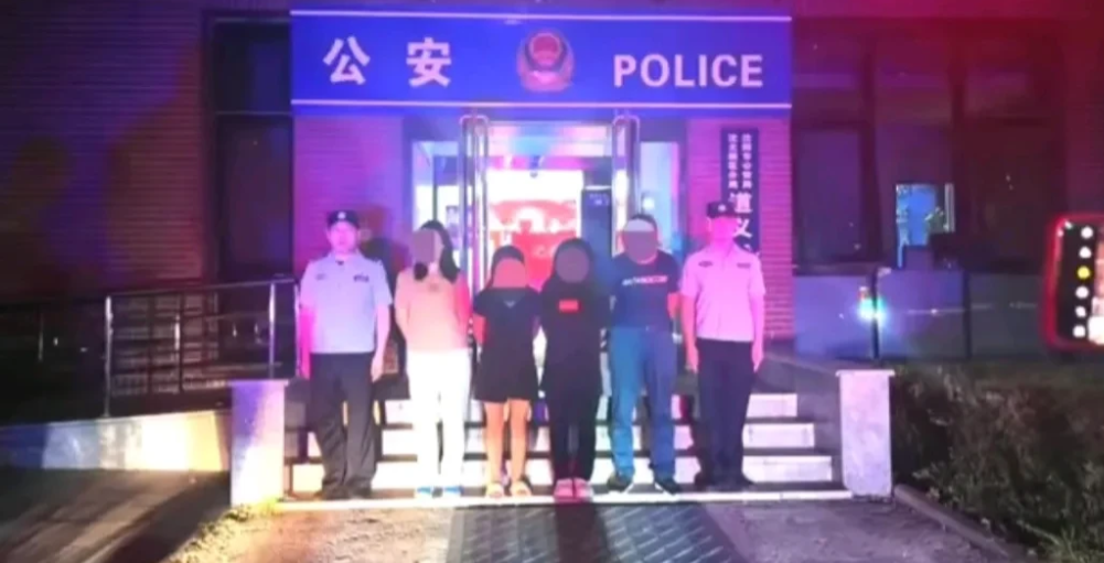 百万粉丝网红“小小努力生活”及团伙被拘，在网络上掀起了一阵狂风巨浪。 她曾在直播