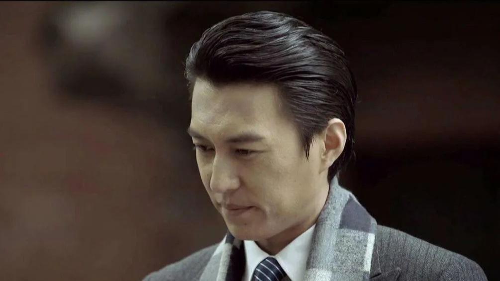 48岁靳东居家带娃，被俩儿子当大马骑也开心，一家四口颜值都超高