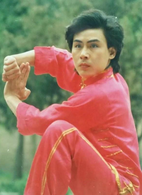 当年，华人武术泰斗，甄子丹的老师赵长军，与三个混混发生了街斗，结果赵长军重伤昏迷