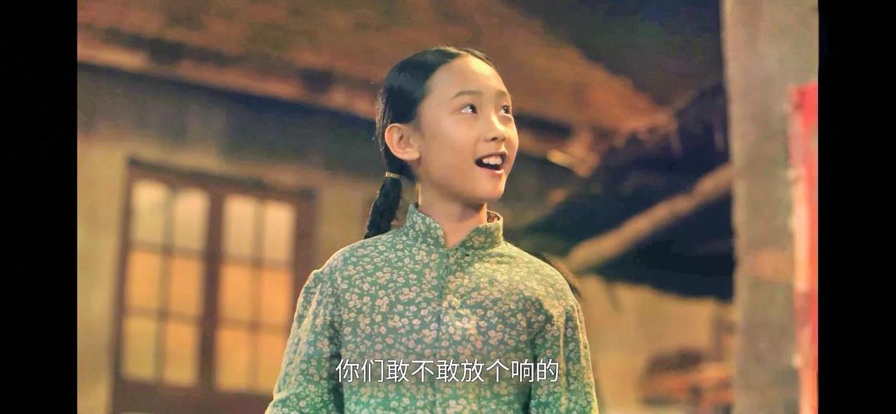 《六姊妹》何家欢的眼睛近乎失明！
过年了，何家小姐妹在院子里玩炮竹，何家欢自告奋