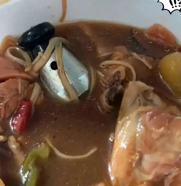 点外卖，还送一个高压锅阀？
大家说我是赚了还是亏了？我是该投诉呢？还是还回去呢？