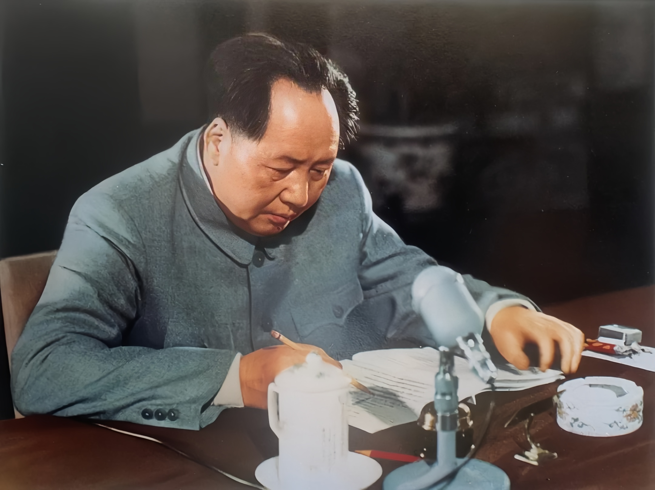 1954年，广东省人民代表大会有代表提出议案，提请全国人民代表大会授予毛主席最高