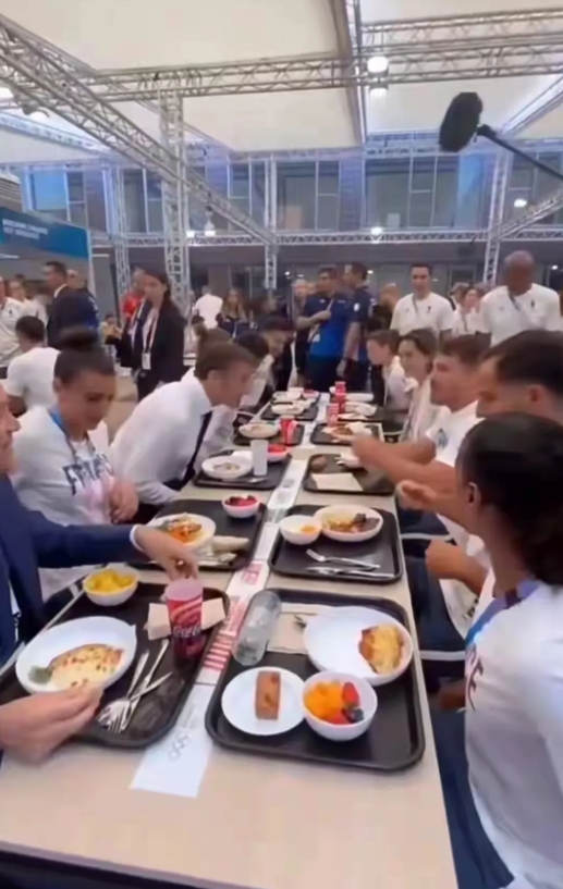 法国总统马克龙来到奥运村，特意体验了奥运村伙食，他点了八分之一份披萨，一小碗西瓜