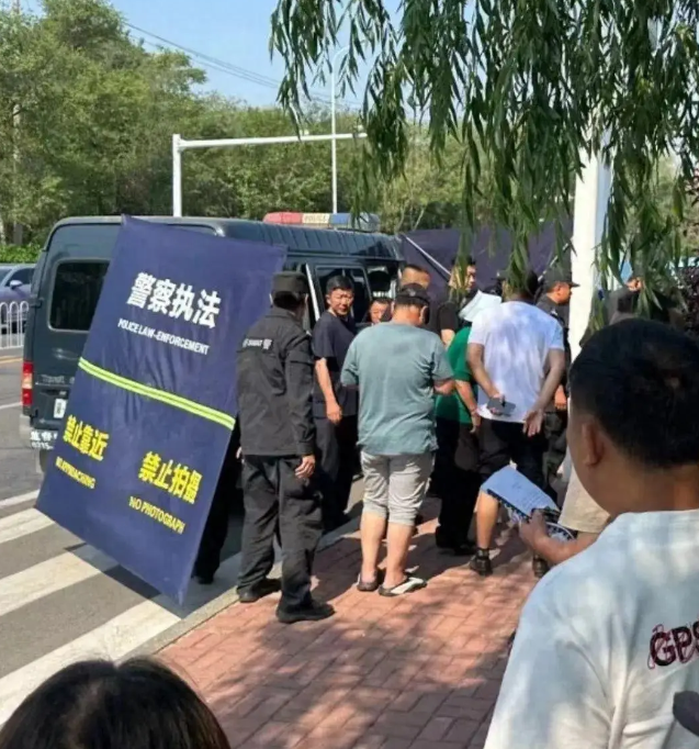 北京，一男子偶遇民警处理纠纷，于是用手机近距离拍摄，没想到却被民警制止。男子收了