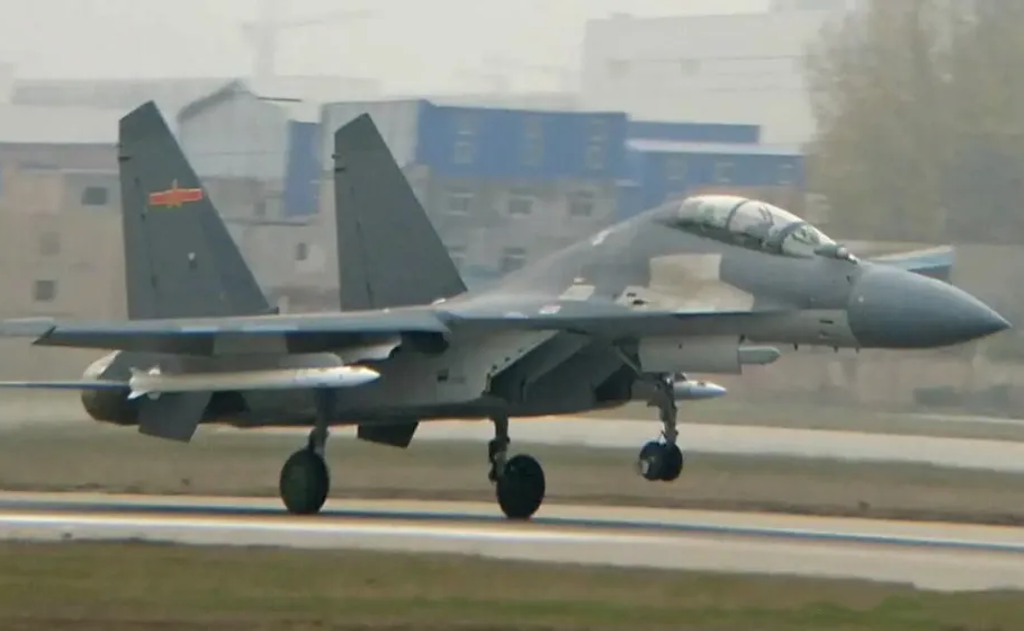 左边是美国空军的超远程空空导弹AIM-174B
右边是中国空军的超远程空空导弹霹