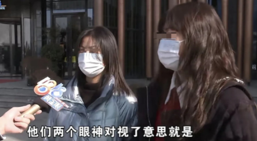 浙江嘉兴，两名女子到洗浴中心洗澡过夜，早上的时候，其中一女子刚走进更衣室，结果看