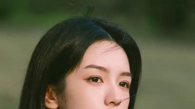 美如童话的周也，细肩带与刺绣，清新妆容显魅力