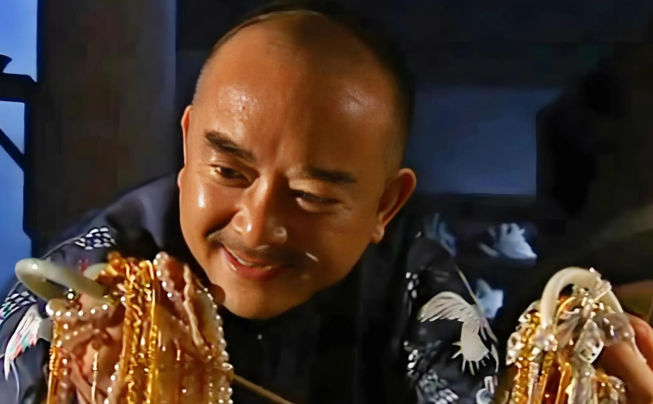 和珅为官有三不贪：第一，和珅不拿科举钱。在他看来，断人前程如同结下不共戴天之仇，