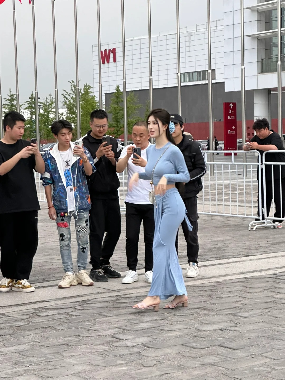 北京车展偶遇女网红
车展闭馆后看一群男人追着一个颜值与性感集于一身的女孩子拍照，