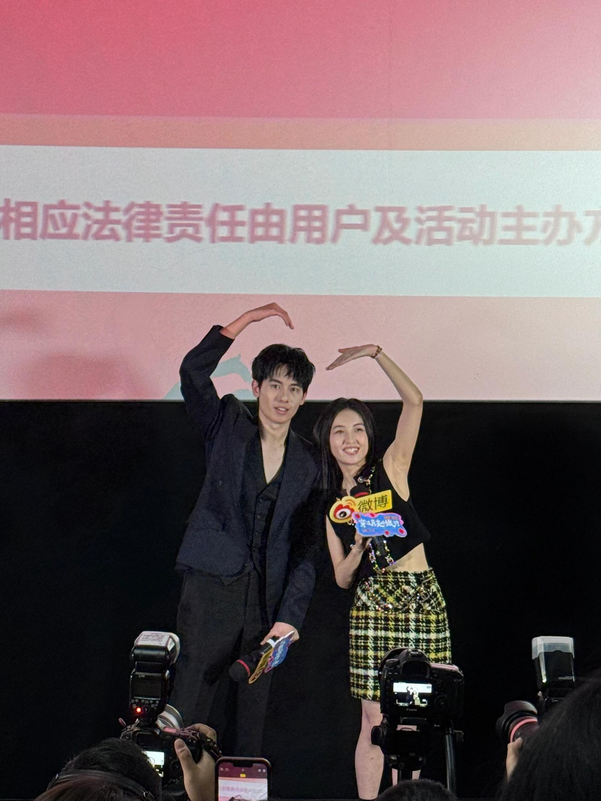 穿过月亮的旅行：他们的爱情月亮都知道