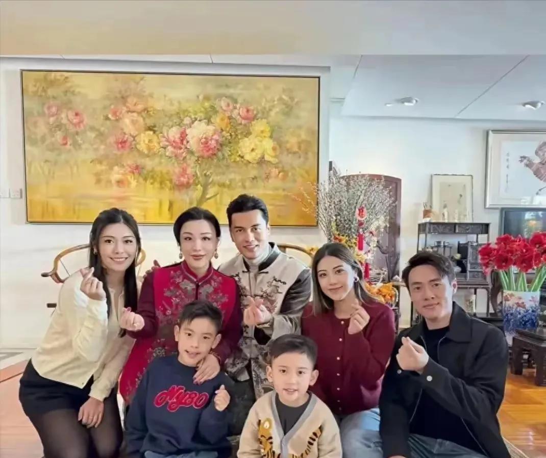 吕良伟在春节期间亮全家照，全家人幸福满满，吕良伟显得非常年轻，和家人们比基本看不