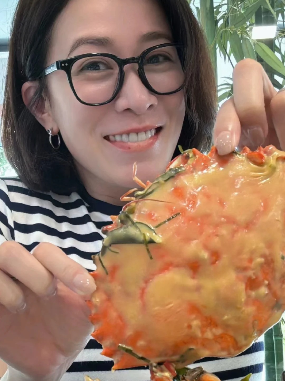 49岁佘诗曼状态❗享受单身吃遍美食...
佘诗曼是很多人的女神，而她快50岁了依