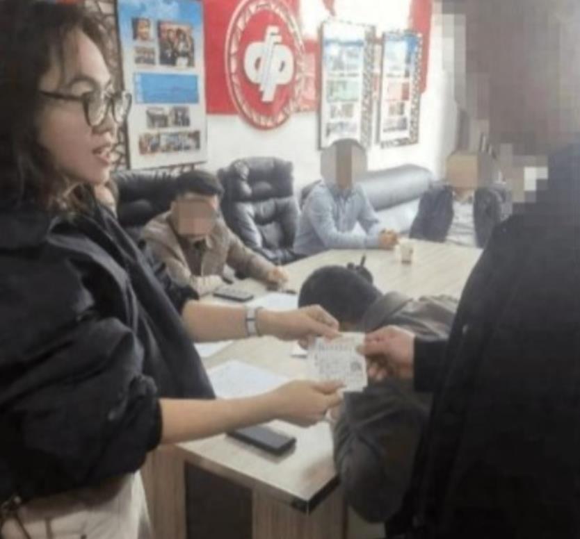 内蒙古，某彩票店老板见一客人经常在他家买彩票，从未中过大奖，于是额外赠送了一张彩