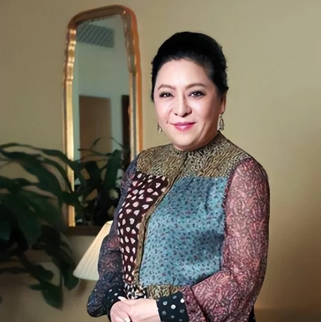 一次，主持人问向太:“你觉得带儿子和带孙子有什么不同吗？”向太说:“当然不一样。