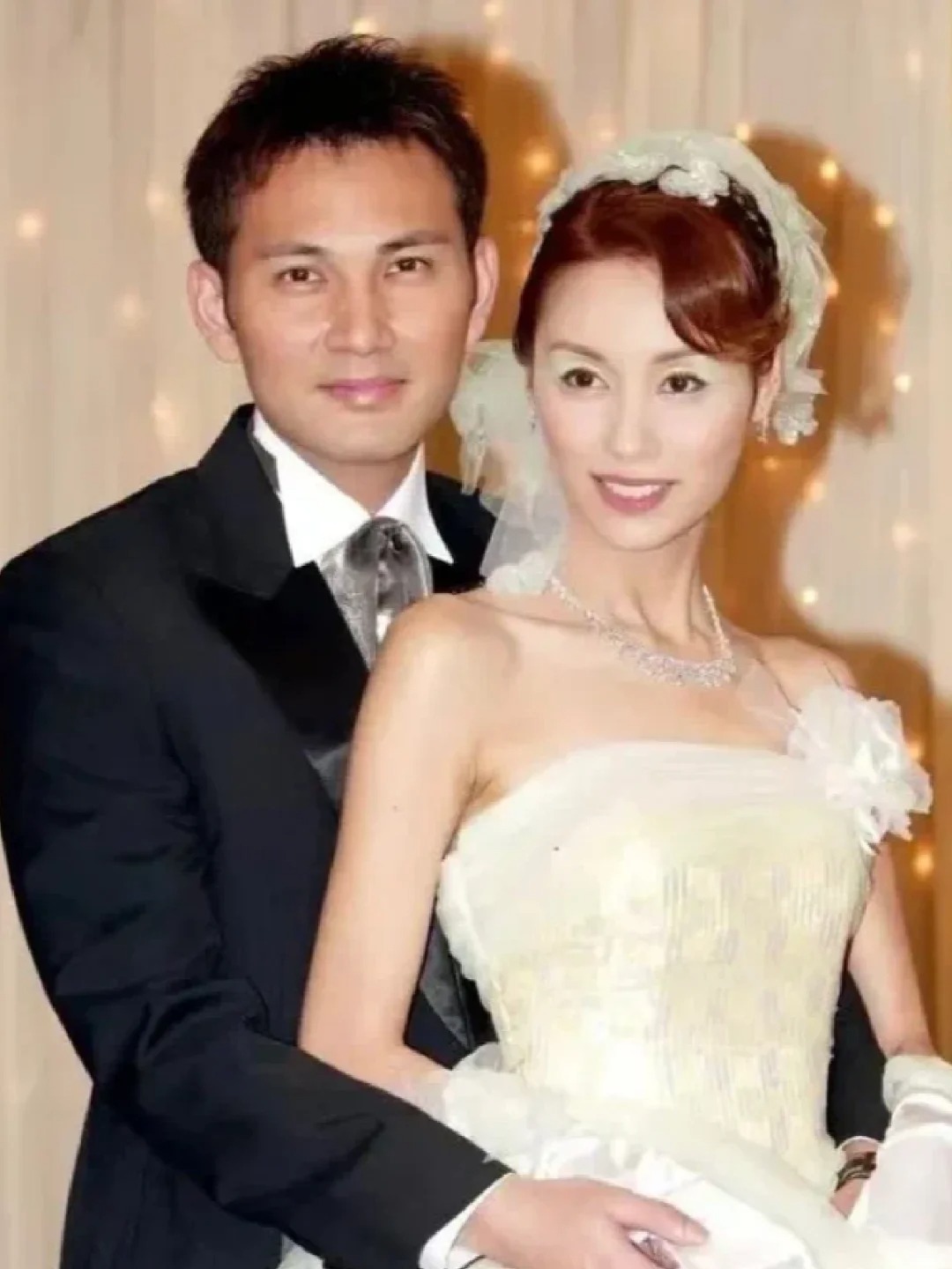 假装恩爱17年，丈夫出轨屡遭背叛不离婚
假装恩爱17年，和丈夫双双出轨，屡遭背叛
