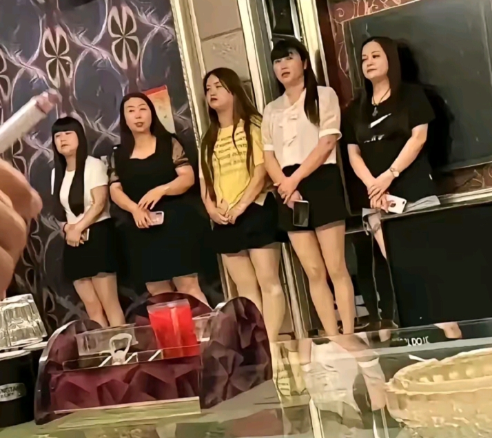 现在的KTV,为了生存也是拼了!
为了迎合消费降级的市场,
竟然推出了大妈陪唱服