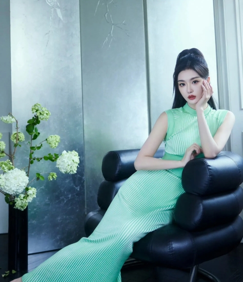 孔雪，绿衣美人坐，花影映窗纱。