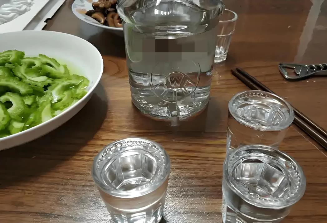 湖北咸宁，一女子离婚不离家，仍然和前夫住在一起，不久，女子找了个男友，前夫大怒，