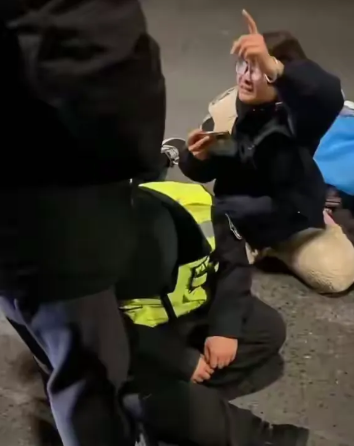 痛心！渣土车司机遇查跳桥坠亡，家属崩溃痛哭，仅31岁家有2小孩。

事情发生在河