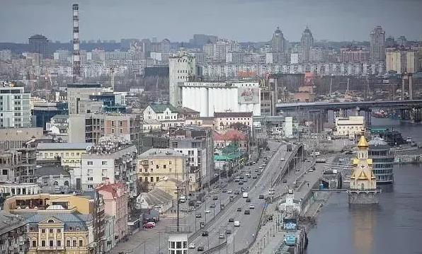 乌克兰炸了！炸了！
基普又挨炸了！
当地时间8月26日，乌克兰首都基辅突现剧烈爆