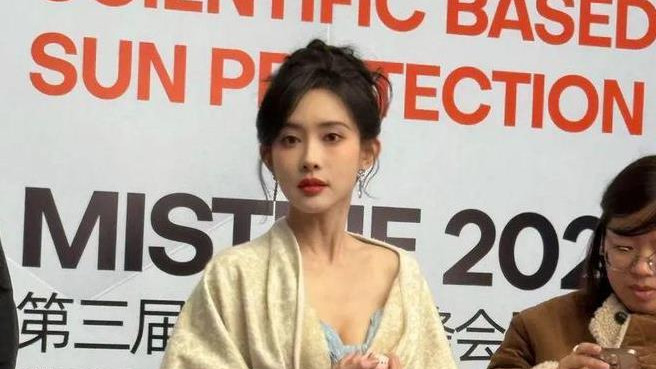 29岁孟子义与网红同台，穿深V礼服艳压群芳，网红和明星差距真大