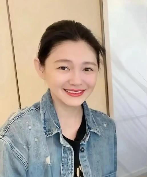 大S徐熙媛之前的家被曝光，真是壕气冲天啊！

客厅又大又亮，装修精致，设备齐全！