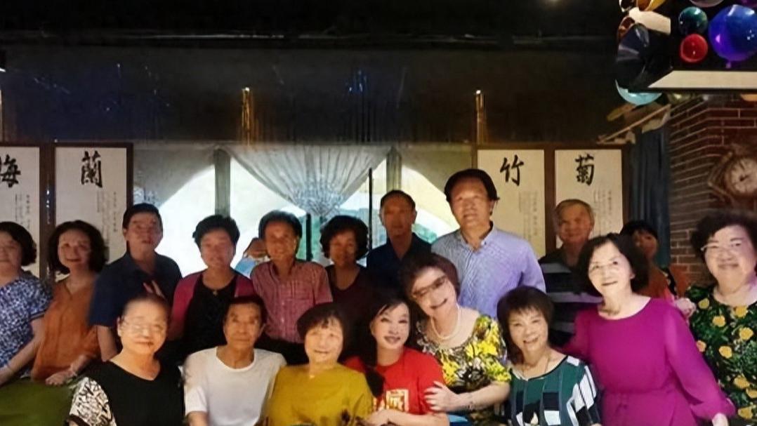 时光机里的冻龄女神：刘晓庆同学会照片引热议