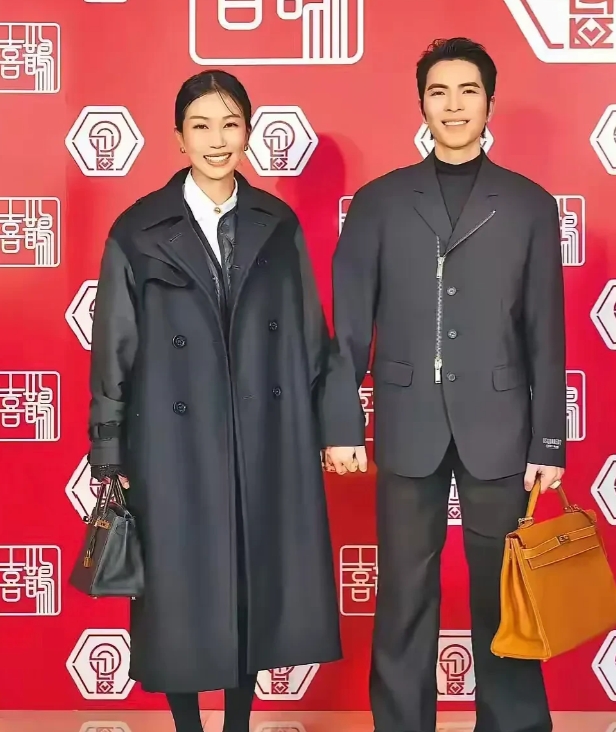 这一对姐弟恋，年龄相差14岁，感觉妻子不像是50多岁的人，反倒是萧敬腾长得有点成