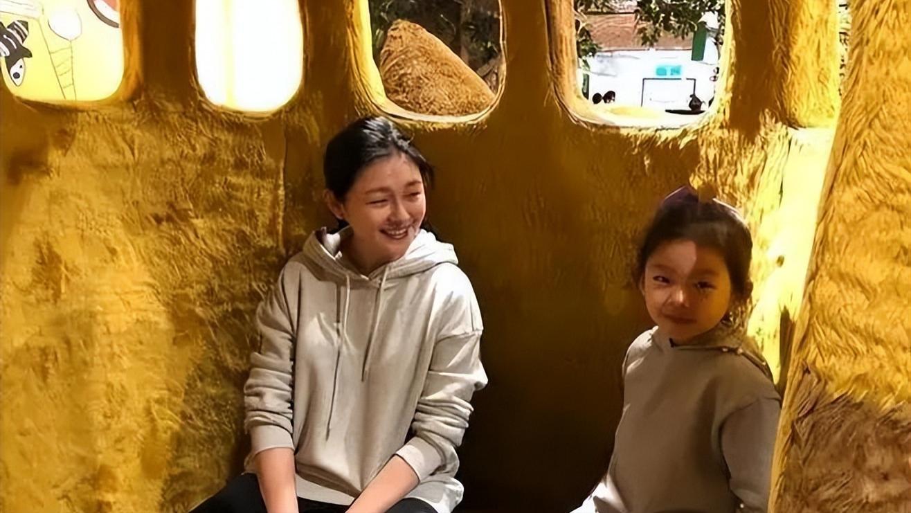 11岁汪希玥眉眼神似大S，送别母亲一路低头，昔日母女温馨照曝光