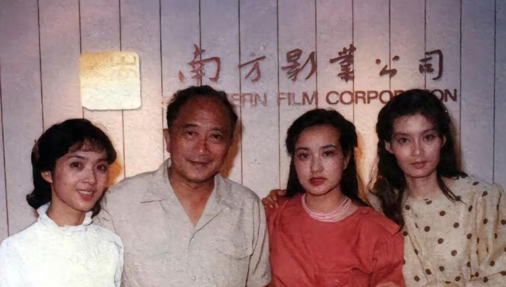 1984年，代表中国内地电影访问新加坡的四位女演员合影，第一张感觉好青涩呀，后两