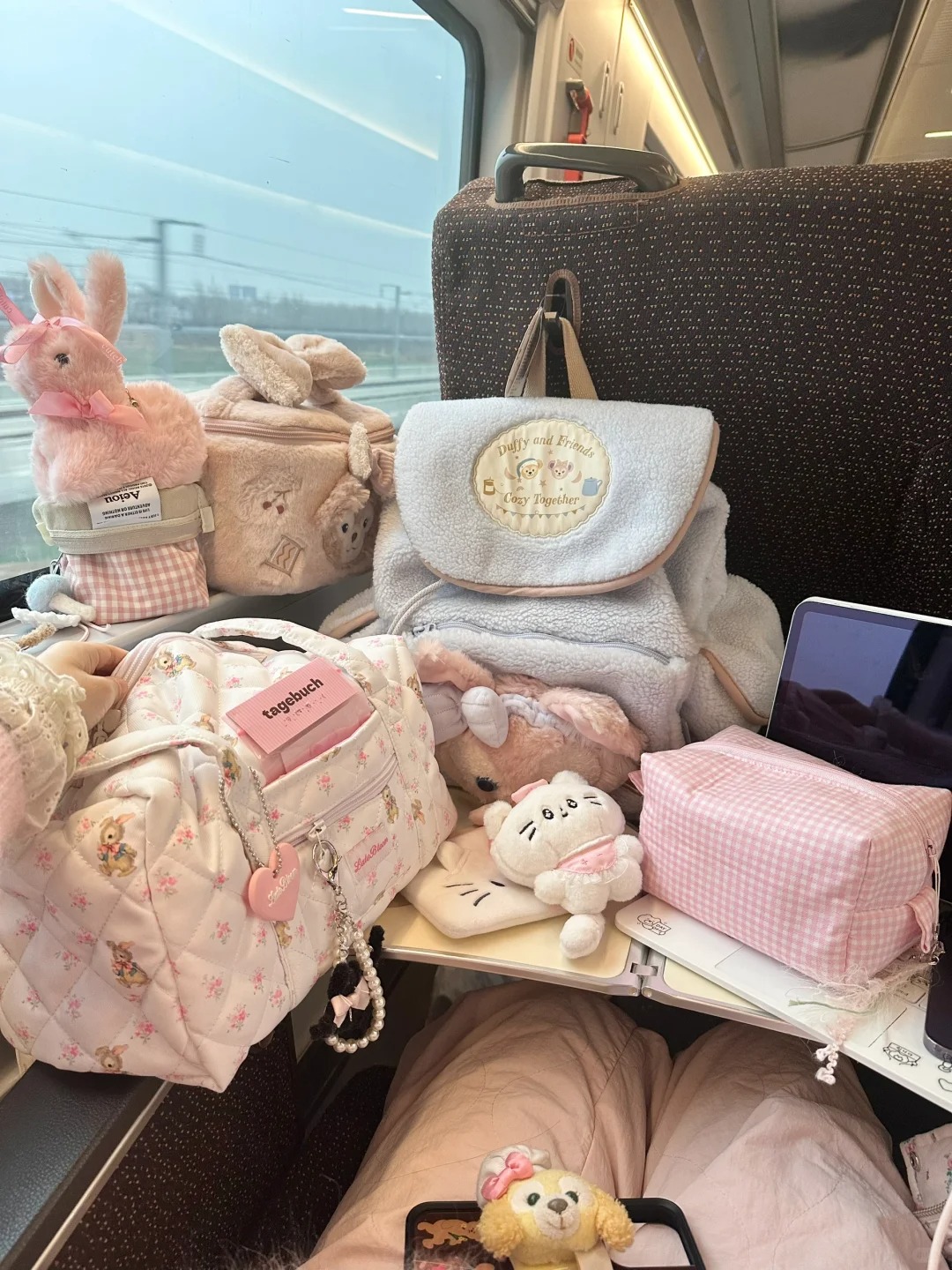 看起来很拥挤的🚄座位。。。