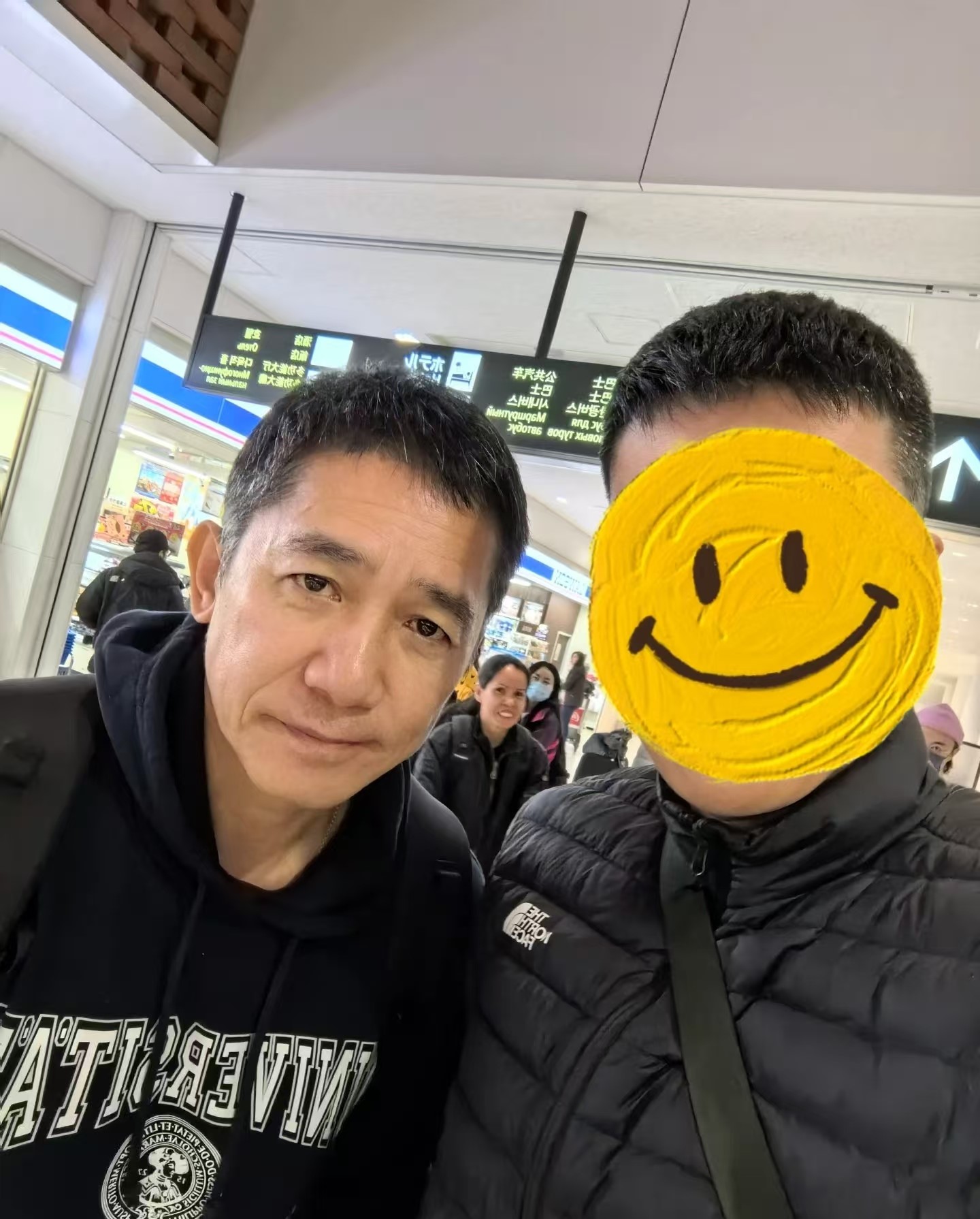 考眼力，网友和梁朝伟合影，想不到陈奕迅“乱入”