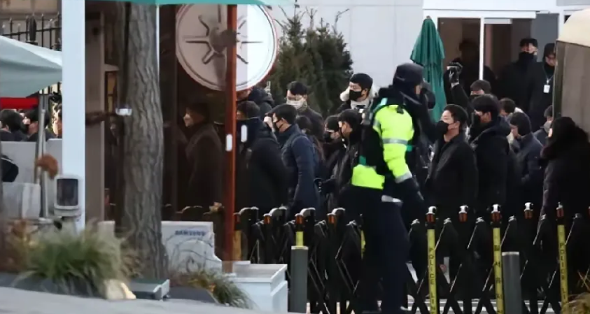 3000多警察抓捕现任总统，韩国又创下历史！

2025年1月3日凌晨，为了逮捕