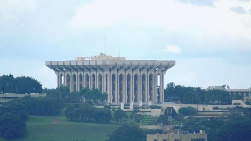 1984年半夜，中国驻喀麦隆使馆门前忽然响起了激烈的枪声，使馆代办惊的急忙从床上