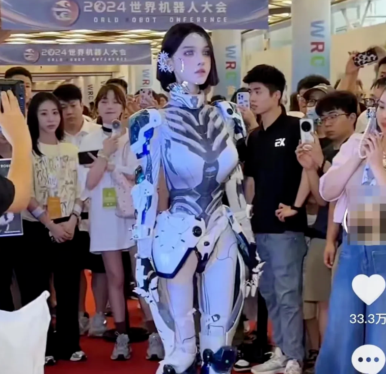 企业请真人充当仿生机器人？世界机器人大会主办方，非企业邀请，系网红自主行为。过程