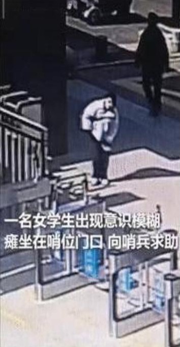 啥叫安全感？看看这个！一小姐姐走着走着，突然眼前一黑，感觉要完！就在这千钧一发之