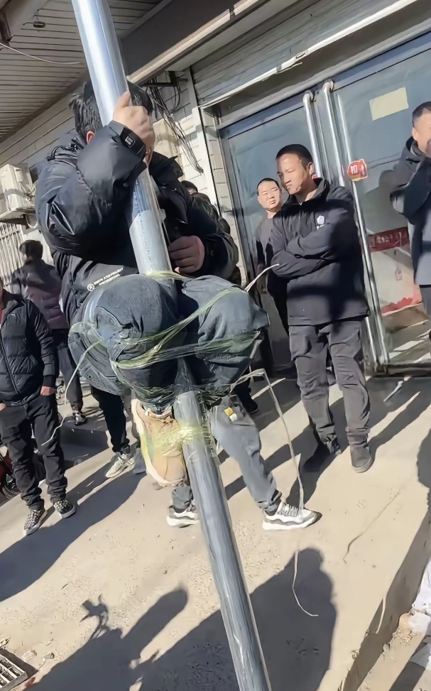 网友分享：被几个人绑在钢管上 的小偷