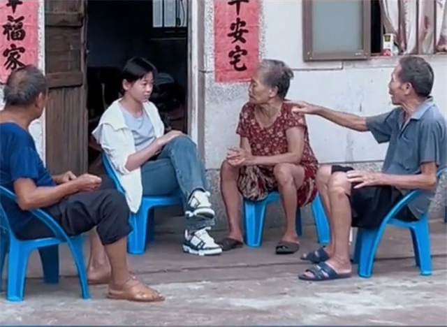 全红婵回村请客吃海鲜，见长辈跷二郎腿