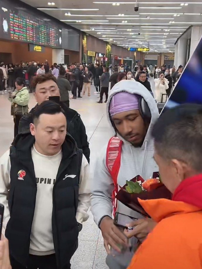 辽宁男篮的第三外援，杰伦-亚当斯，终于抵达了沈阳，他的到来无疑给辽宁男篮注入了新