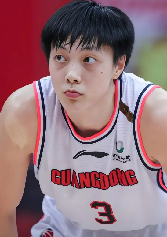 这些男篮国手，谁将会挤进2025亚洲杯的终结12人名单？
胡明轩 26岁 身高1