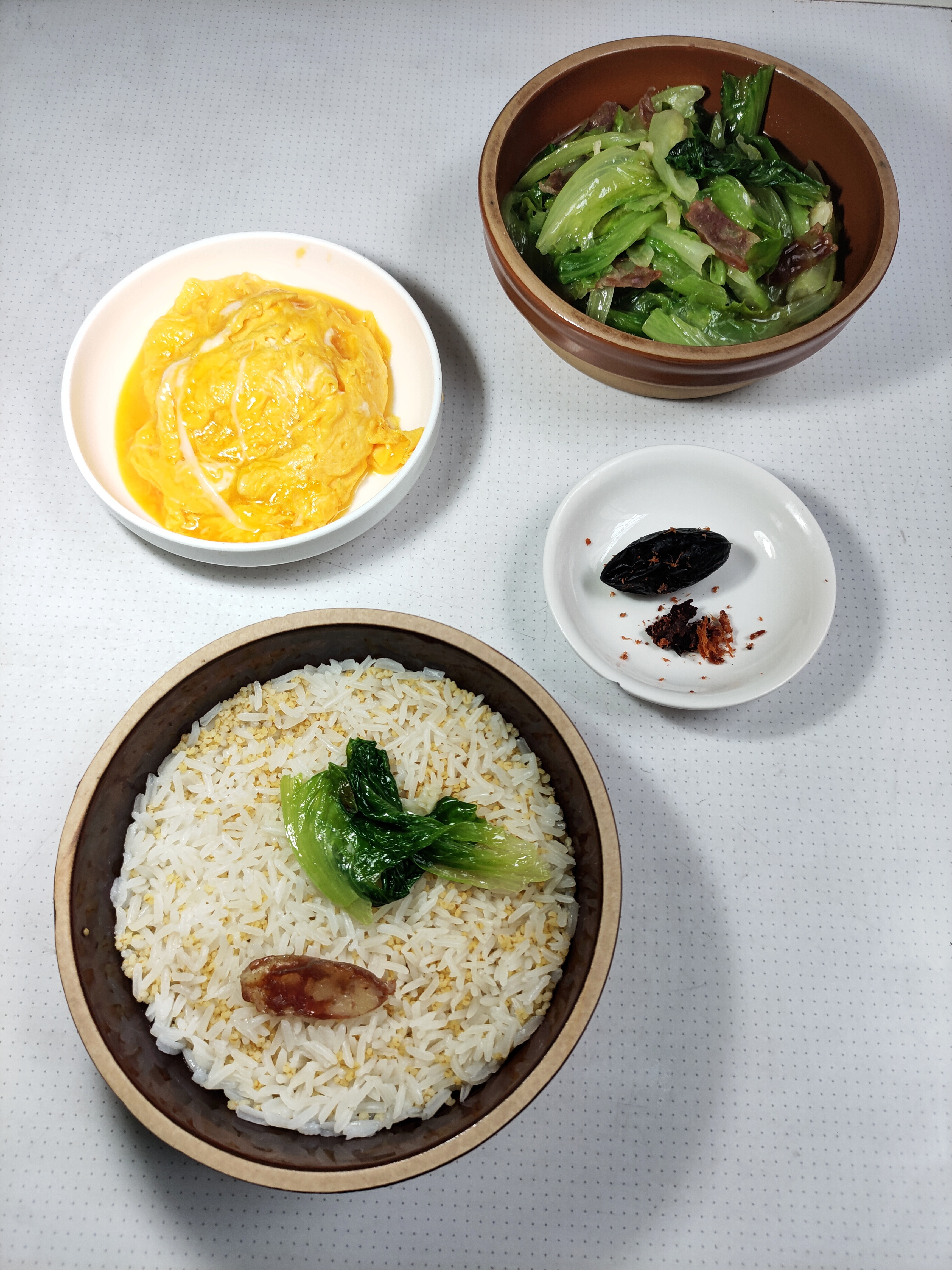 午餐，腊肠炒生菜，炒滑蛋，蒸二米饭，南姜乌榄，快手简餐。