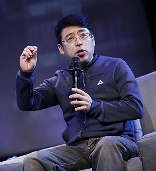 “中国就该向全世界鞠躬，说句‘对不起’！”四年前公开叫嚣这句话的央视主持人阿丘，