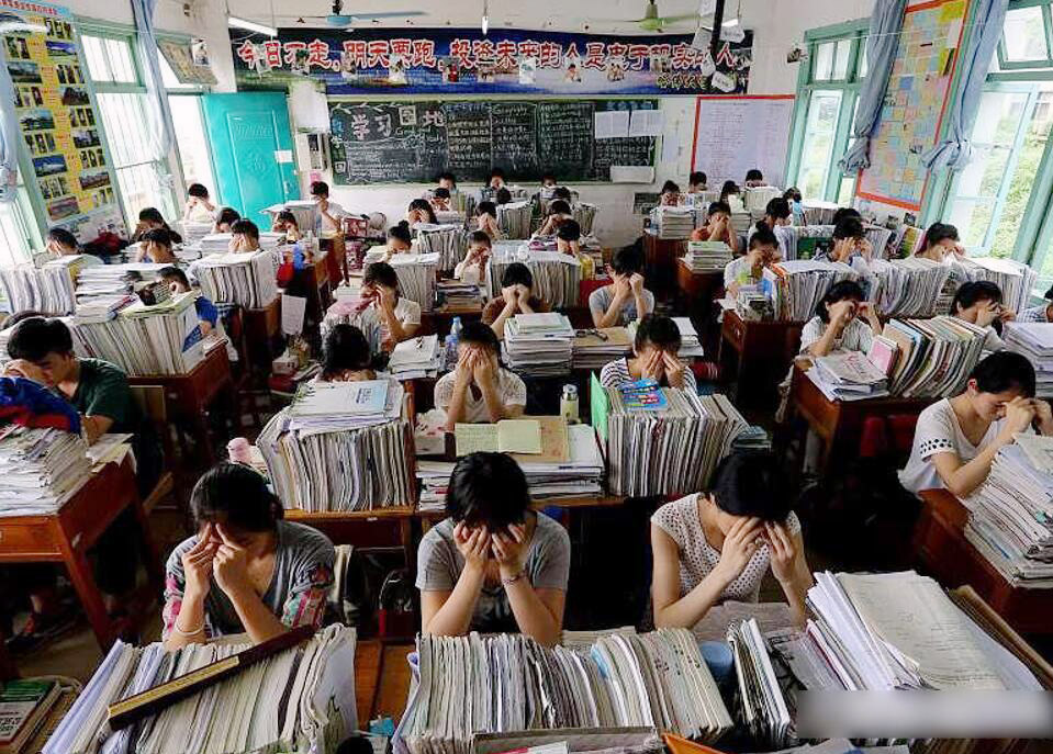 高三学生要稳字当头，不要轻易调整备考策略，否则会乱了阵脚。我们原来是什么样的备考